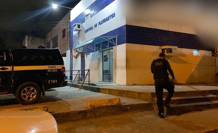 Mulher que jogou a filha em cima de carro em movimento vira ré no crime Mulher que jogou a filha em cima de carro em movimento vira ré no crime