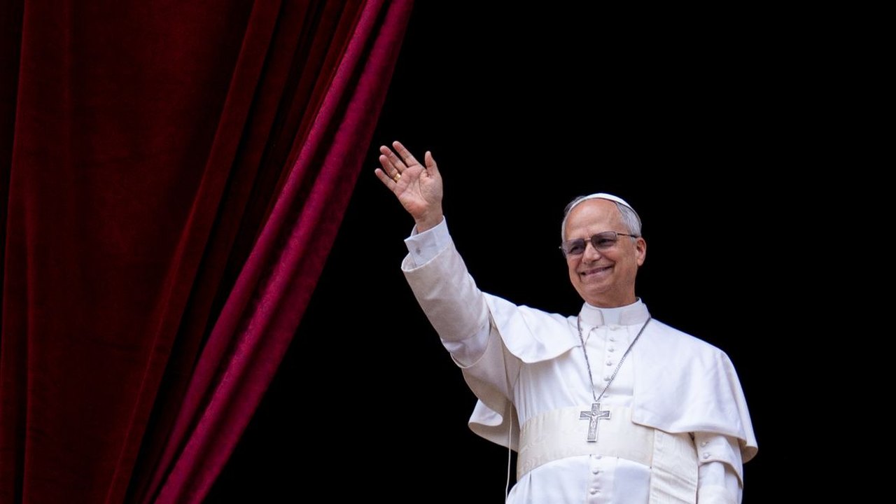 Papa Leão XIV toma posse oficialmente como bispo de Roma