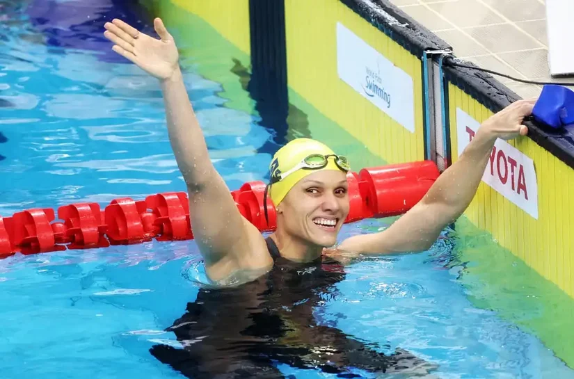 Carol Santiago é tricampeã mundial dos 100m costas em Singapura