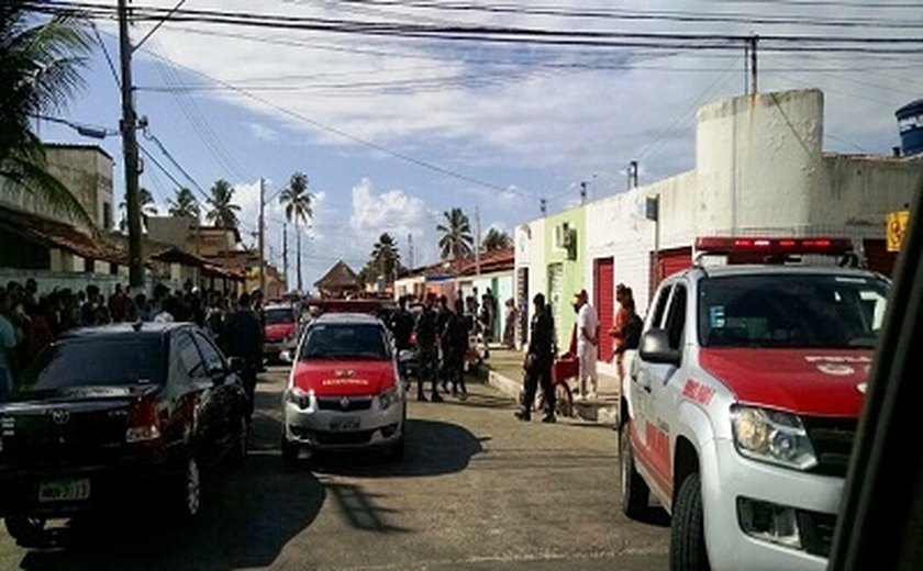 População ajuda policiais militares a frustrarem ocorrência com reféns na orla de Maceió