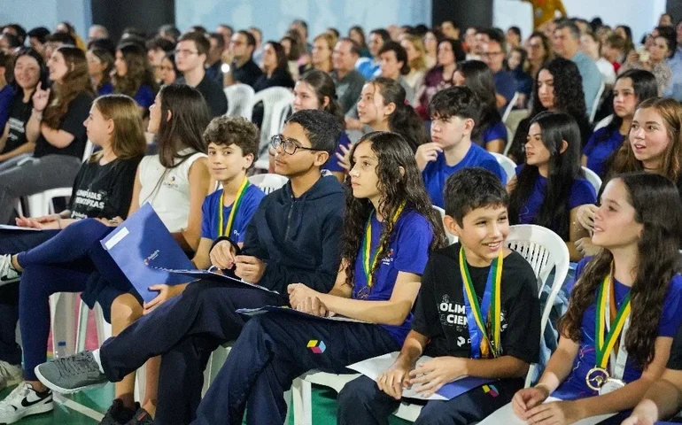 Protagonismo feminino: alunas do Ensino Médio acumulam diversas medalhas em Olimpíadas Científicas