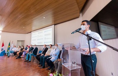 Prefeito JHC participa da entrega de equipamento no HU e destaca avanços na saúde