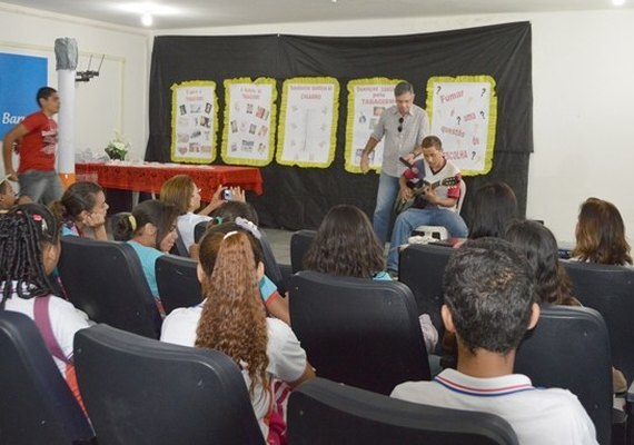 Estudantes participam de ações de combate ao tabagismo