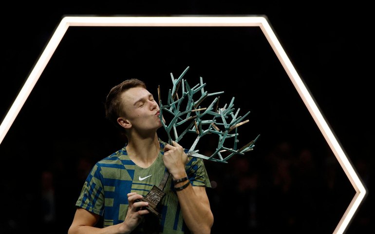 Adolescente dinamarquês vence Djokovic e conquista Masters 1000 de Paris