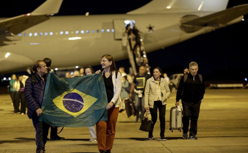 Repatriados manifestam alívio ao pisar em solo brasileiro