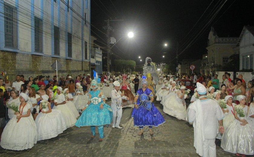 Carnaval em Penedo tem desfile de blocos, lavagem do rosário e muita alegria