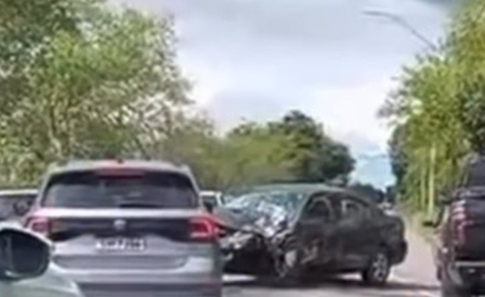 Toyota Corolla ficou com a parte dianteira destruída após a colisão frontal na BR-316, no Pilar