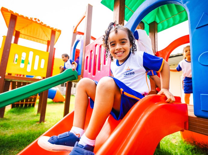 Maceió celebra o Dia Mundial da Educação com grandes avanços na gestão JHC