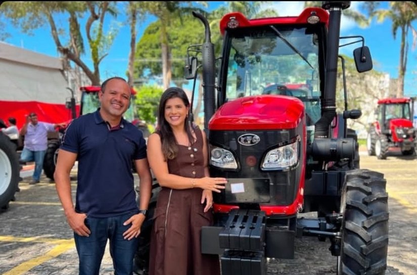 Prefeita Marcela Gomes recebe do governo estadual um novo trator para Novo Lino