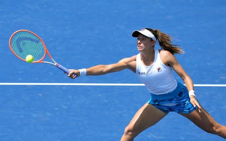 No limite, Luisa Stefani leva título de duplas do WTA de Abu Dabi