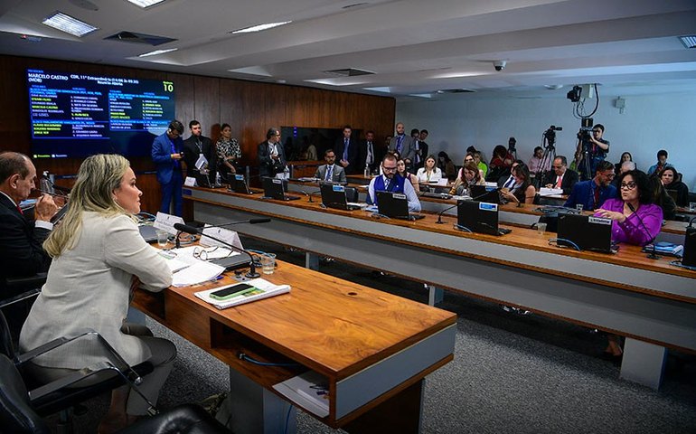 Senadores relacionam segurança e turismo em debate com Daniela Carneiro