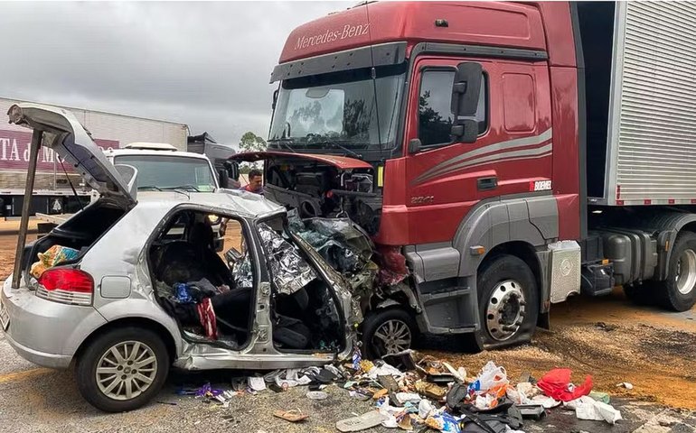 Seis pessoas da mesma família morrem em acidente na BR-251 em Minas Gerais