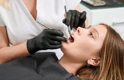 Por que algumas pessoas nunca têm cárie e outras vivem no dentista?
