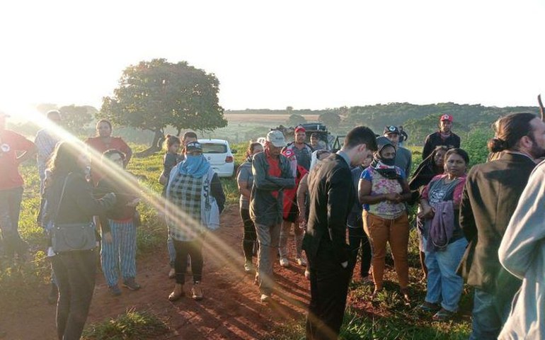 Mulheres do Movimento sem Terra ocupam fazenda em Goiás