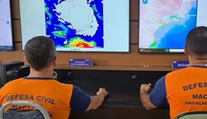 Diante da previsão, a Defesa Civil orienta que moradores mantenham portas e janelas fechadas e evitem deixar objetos soltos em áreas externas das residências. - Foto: Divulgação