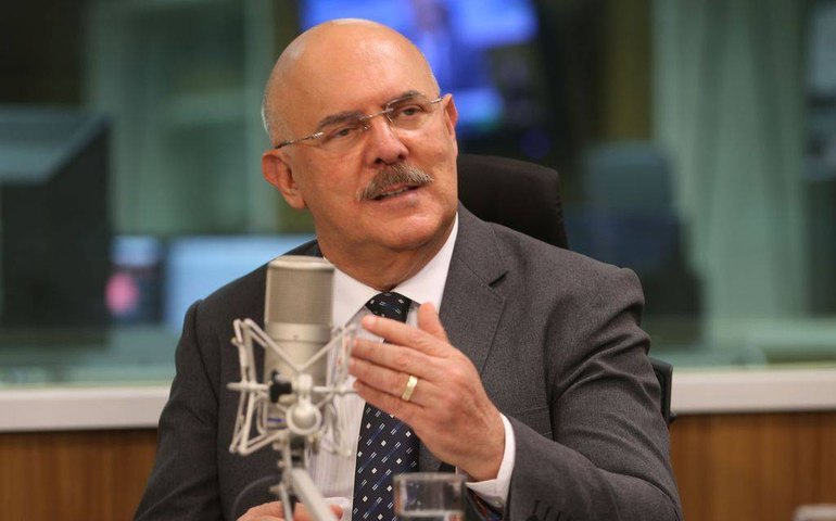 Ministro da Educação nega favorecimento a cidades indicadas por pastores