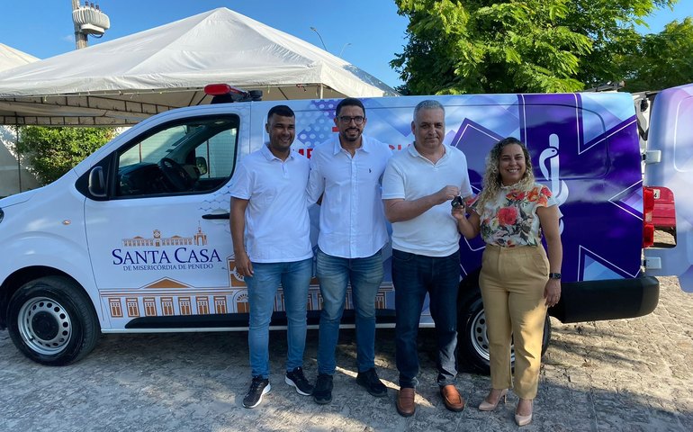 Alfredo Gaspar reforça saúde em Penedo com entrega de ambulância e emenda de R$ 500 mil para a Santa Casa
