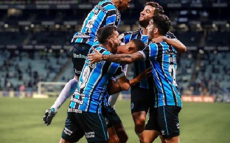 Em jogo de três viradas, Grêmio vence o América-MG e dorme no G-4 da Série A