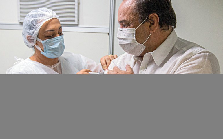 Prefeito Luciano Barbosa toma vacina, defende a ciência e elogia profissionais de saúde