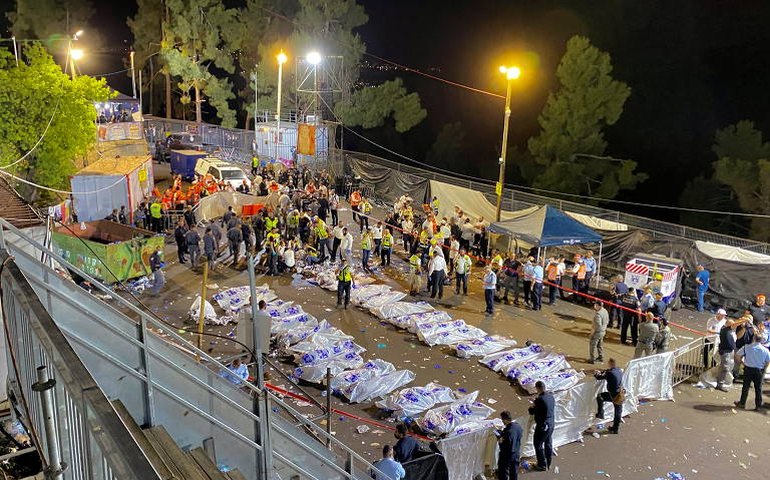 tumulto em cerimônia religiosa resulta em pessoas pisoteadas e dezenas de mortos