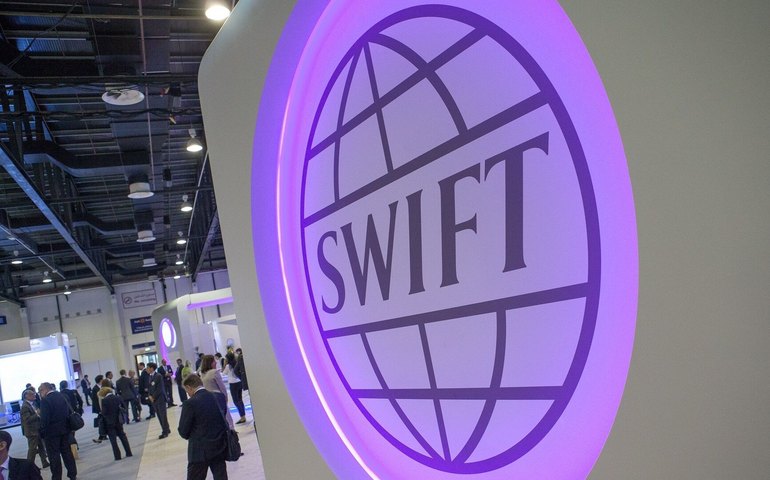 Moscou ainda não discute com os EUA sobre reconectar bancos ao SWIFT, diz ministro russo