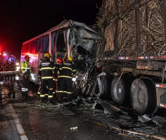 Acidente com ônibus universitário e caminhão deixa um morto e 11 feridos em Alagoas