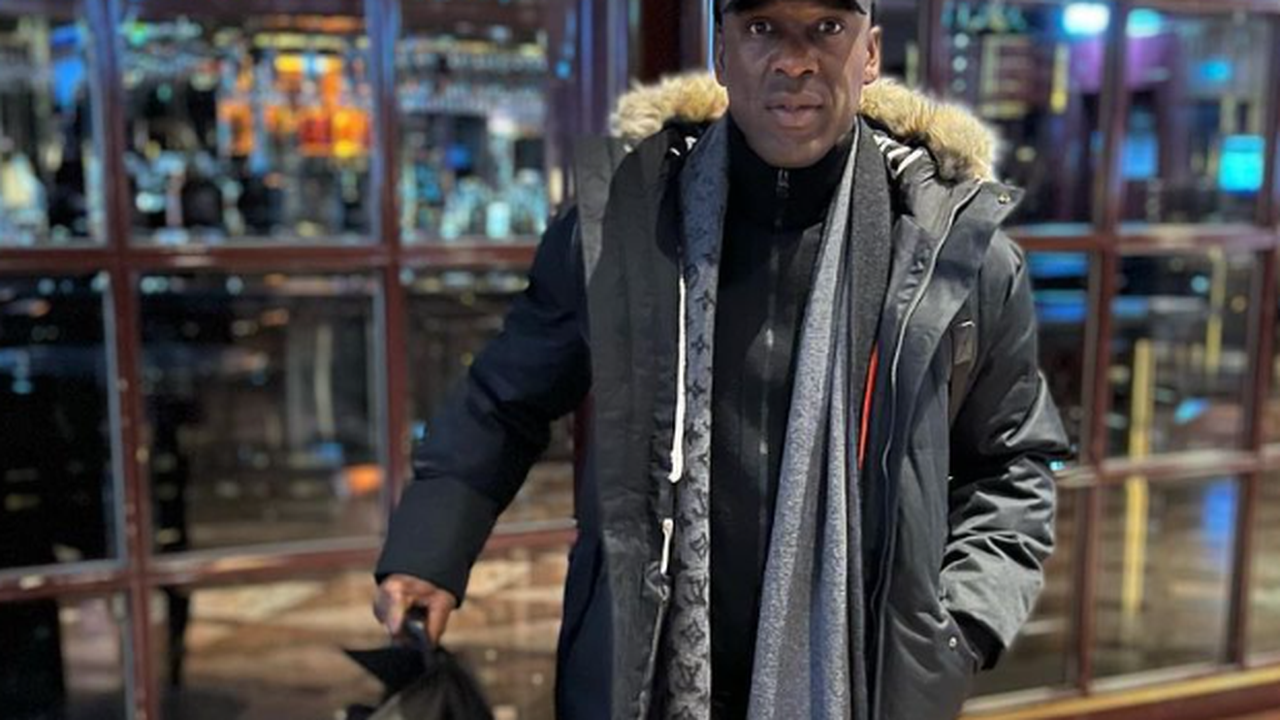 Em jogo festivo, Seedorf se recusa a falar sobre Milan e Botafogo e chama a atenção nas redes: 'falta de educação' 