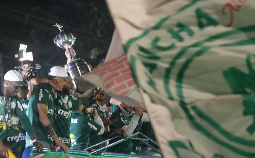 De volta ao Brasil, Palmeiras festeja título com torcida na Academia de Futebol
