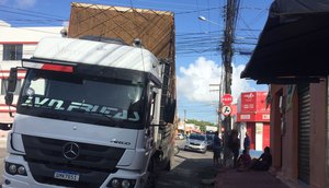 Caminhão derruba fiação elétrica e provoca queda de energia na Zona Oeste de Aracaju / Foto: Foto: Aline Aragão/TV Atalaia