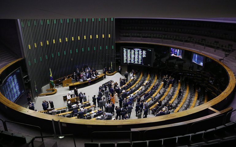 Comissão da Câmara aprova, após polêmica, projeto que exige exame toxicológico para ter arma