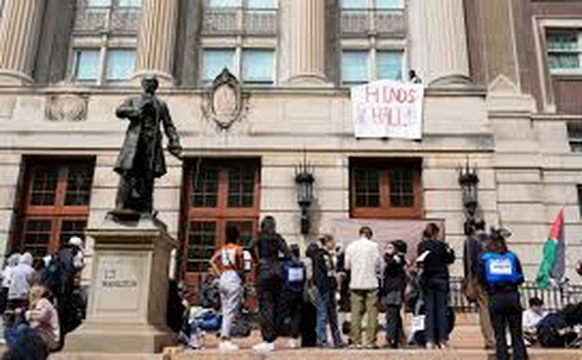 Universidade Columbia ameaça expulsar estudantes que ocupam prédio histórico do campus