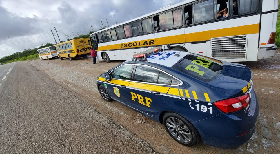 Ônibus com alunos da rede estadual são retidos durante fiscalização na BR-235 em Sergipe