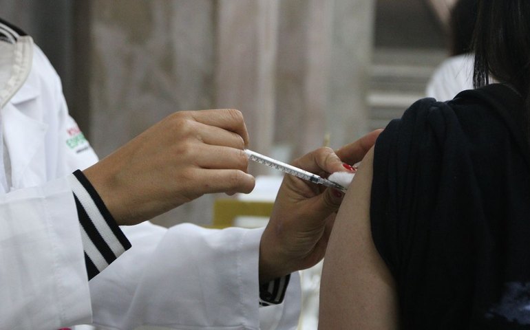 Aumento nos casos de covid-19 faz AM retomar uso de máscara