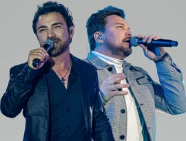 Tonny e Kleber sobem ao palco do Aparecida Sertaneja