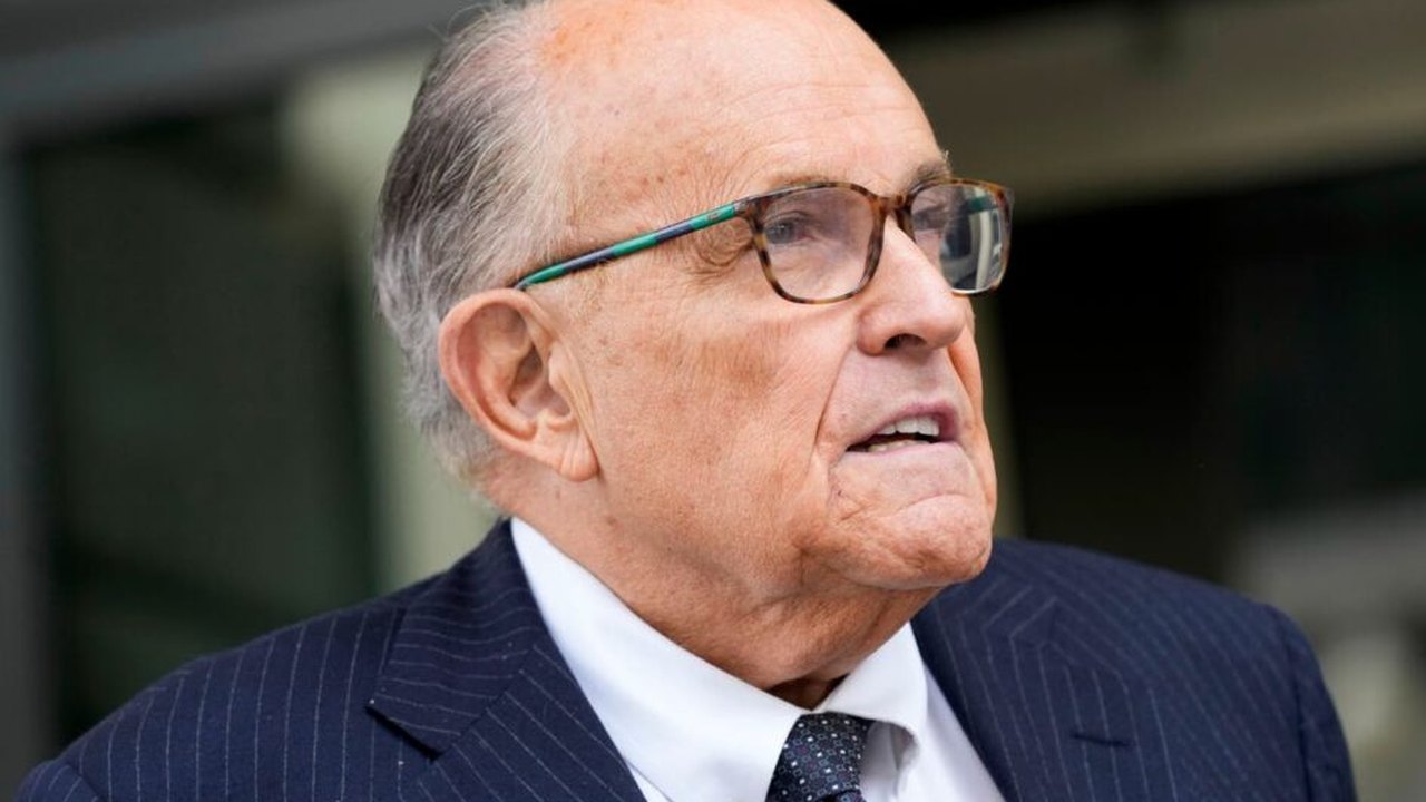 Rudolph Giuliani se apresenta para ouvir as acusações sobre o processo na Geórgia
