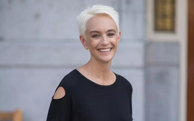 'Há uma alegria na imperfeição humana', diz escritora C. J. Tudor