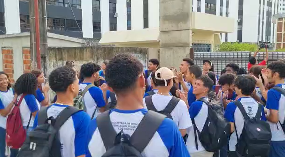 Estudantes fazem manifestação por obra inacabada em escola estadual de Sergipe