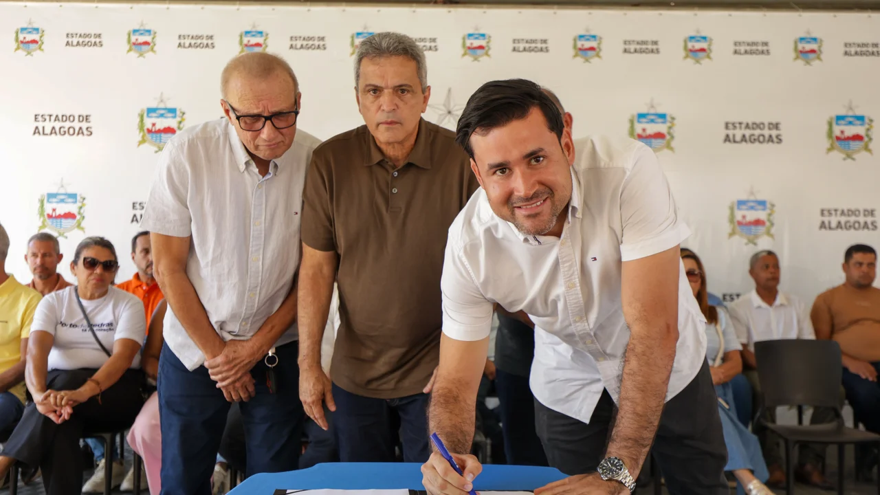Governo entrega pavimentação asfáltica e autoriza construção de escola em São Miguel dos Milagres