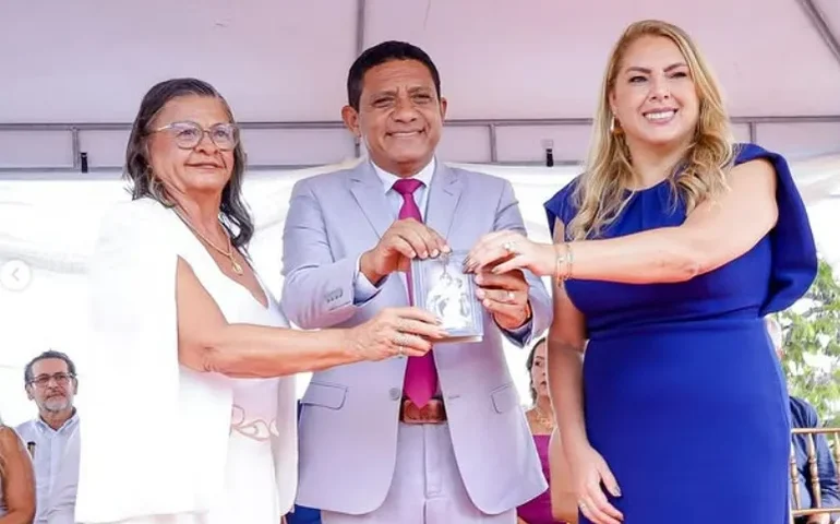 Ex-prefeitos que elegeram sucessores se mantêm perto do cargo e Poder