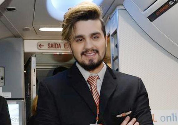 Lâmpada pega fogo e assusta fãs em show de Luan Santana no Paraná