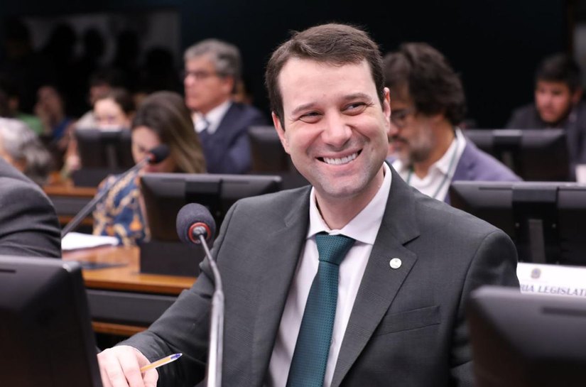 Deputado Daniel Barbosa levanta debate sobre a formação de professores em novo artigo