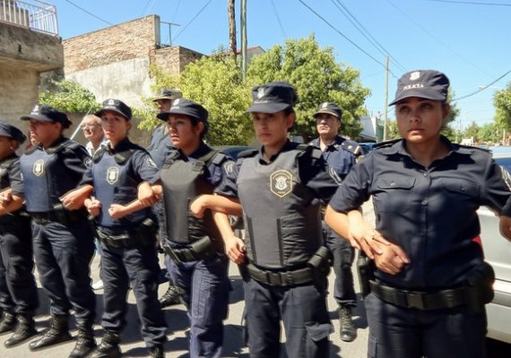 Policial é morto após quatro pessoas armadas invadirem hospital na Argentina