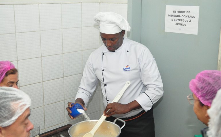 Merendeiras da rede municipal de Palmeira participam de curso de capacitação e se preparam para concurso de receitas