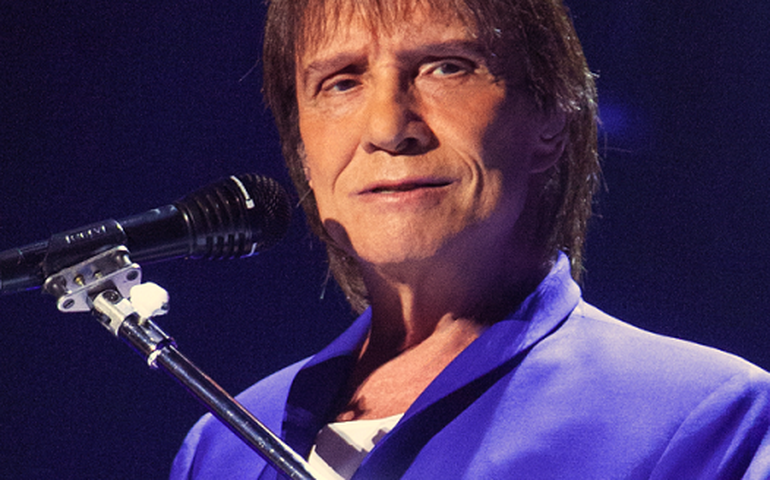 Roberto regrava “Evidências” para novela “Travessia”