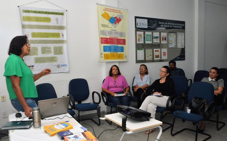 Sesau capacita técnicos da Clínica da Família do Benedito Bentes sobre combate ao tabagismo