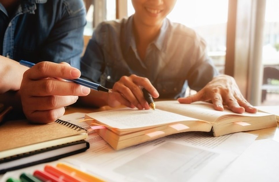 conceito-de-educacao-estudante-estudando-e-brainstorming-conceito-de-campus-perto-de-estudantes-discutindo-seu-assunto-em-livros-ou-livros-didaticos-foco-seletivo_1418-627