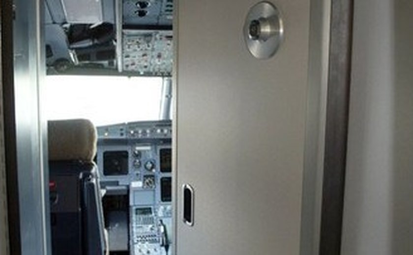 Austrália obriga permanência de duas pessoas em cabines de aviões