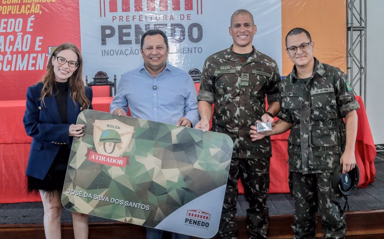 Prefeitura de Penedo entrega cartão do Programa Bolsa Atirador para jovens do Tiro de Guerra
