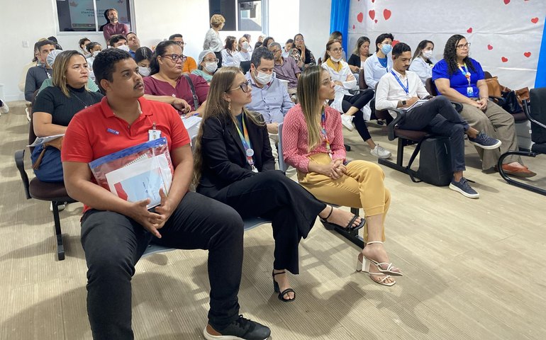 Cria capacita profissionais da rede hospitalar pública da capital e regionais sobre adoção legal