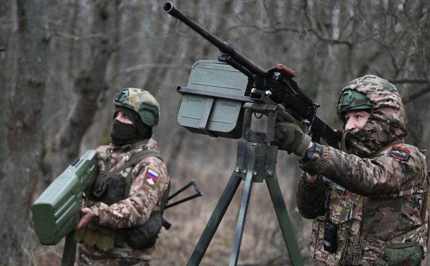Tropas russas do agrupamento Zapad avançam, Ucrânia perde até 195 militares e 3 tanques, diz MD